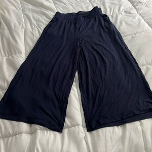 Women’s flowy and stretchy capri pants! Super light material and soft. Size med